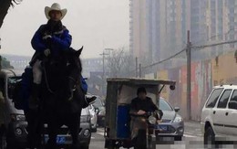 Cưỡi ngựa về nhà ngoại vì không mua được vé tàu 